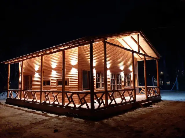 Cabaña de madera con gran galería