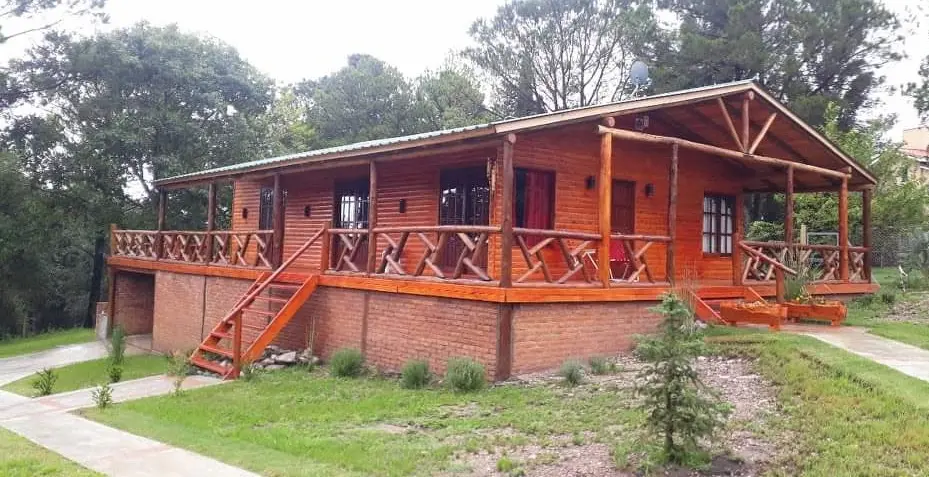Cabaña tradicional 80 m² — perspectiva lateral